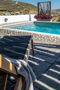 Bazén v ubytovaní Paros Villas Nereids alebo v jeho blízkosti