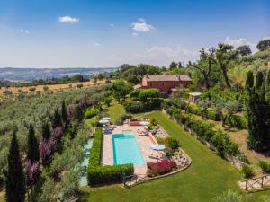 una vista aérea de un jardín con piscina en Villa Azzurra, en Mondavio