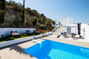Bazén v ubytovaní Paros Villas Nereids alebo v jeho blízkosti