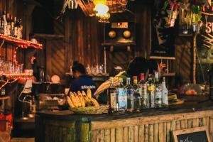 Lounge atau bar di Phi Phi Sunset Bay Resort