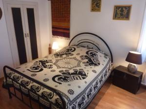 Кровать или кровати в номере Les Gardénias
