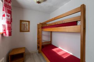 a bedroom with two bunk beds in a room at Appartement "L'Ostaloux" 6 personnes - Saint Lary Soulan in Vielle-Aure