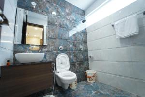 Koupelna v ubytování hotel s.s royal + 37 fotografií