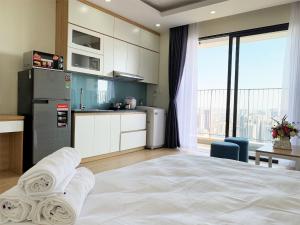 - une cuisine avec un grand lit dans une chambre dans l'établissement Vinhomes D'Capitale Apartment, à Hanoï