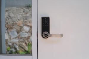 um close-up de uma porta com uma maçaneta em Private Villa Hana em Tutugan