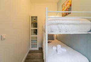 1 dormitorio con 2 literas en una habitación en Apartments WS Marais - Musée Pompidou, en París