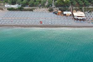 - une vue aérienne sur une plage avec des parasols et l'eau dans l'établissement Villaggio San Matteo Resort, à Mattinata