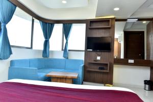 Seating area sa Hotel Royal King by Sky Stays