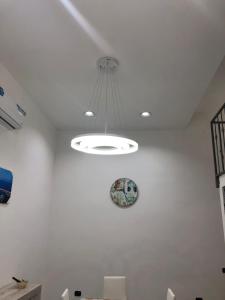 un soffitto con luce e orologio su una parete di Casa pallonetto a Napoli