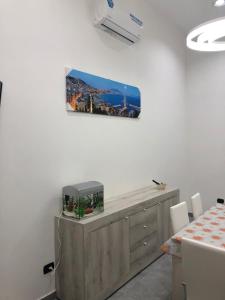 una camera con scrivania e parete con un pugno di Casa pallonetto a Napoli