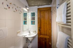 Koupelna v ubytování Pignone Apartment by Mmega + 18 fotografií