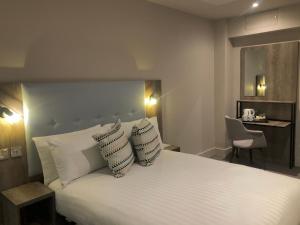 Euston Square Hotel tesisinde bir odada yatak veya yataklar