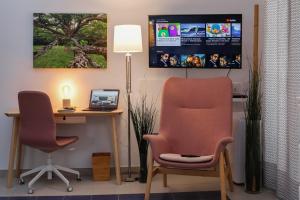 Telewizja i/lub zestaw kina domowego w obiekcie La Vila Feliz, gemütliche private Duplex-Ferienwohnung im typischen Fischerhaus mit fantastischem Meerblick