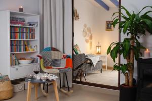 salon z lustrem, krzesłami i stołem w obiekcie La Vila Feliz, gemütliche private Duplex-Ferienwohnung im typischen Fischerhaus mit fantastischem Meerblick w mieście Villajoyosa