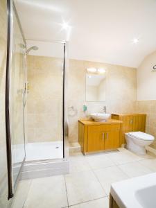 OYO Imperial Hotel tesisinde bir banyo