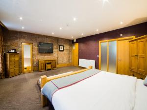 Llit o llits en una habitació de OYO Imperial Hotel