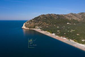 una isla en medio de un cuerpo de agua en Villaggio San Matteo Resort, en Mattinata