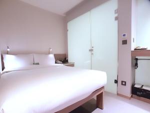 Ліжко або ліжка в номері Beauty Hotels Taipei - B7 Journey