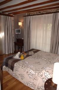 A bed or beds in a room at Hostal Casa Masip