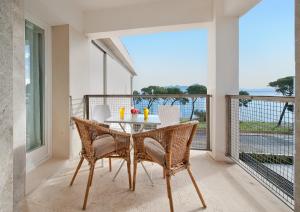 einen Tisch und Stühle auf einem Balkon mit Aussicht in der Unterkunft Via Alemania 16 Apartment in Port de Pollença