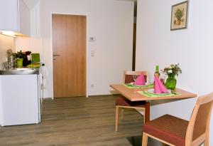 A kitchen or kitchenette at Ferienwohnungen - Boarding Wohnungen Sonnenhof Még 3 kép