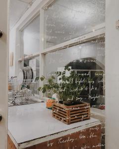 Kuchyň nebo kuchyňský kout v ubytování Tani Jiwo Hostel