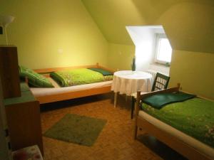 เตียงในห้องที่ Ferienwohnung An der Schlier