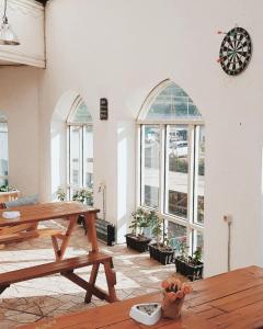 DiyengにあるTani Jiwo Hostelの木製のベンチと窓が備わる客室です。