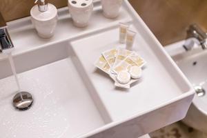 - białą umywalkę z płytą kuchenną w obiekcie Cefalù Design Suites w Cefalù +37 zdjęć