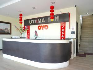 a lobby with a reception counter in a building at Super OYO 89544 Utama Inn in Bintulu