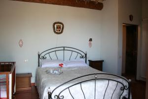 una camera con letto con struttura in metallo di Casetta i Ciliegi a Cortona