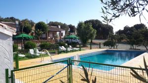 The swimming pool at or close to Las Casitas de los Cano