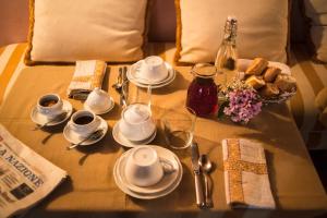 una mesa con un set de té en una cama en Villa La Lodola, en Foiano della Chiana