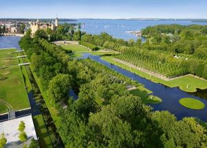 uma vista aérea de um rio com árvores em The Avalon Hotel em Schwerin