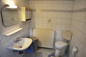 La salle de bains est pourvue de toilettes et d'un lavabo. dans l'établissement Ferienwohnung Am Königsmoor, 65323, à Moormerland