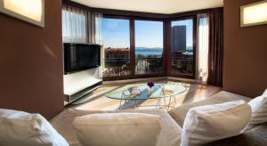 فندق بوينت تقسيم في إسطنبول: غرفة معيشة فيها تلفزيون وطاولة وكراسي