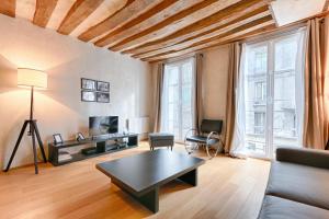 ein Wohnzimmer mit einem Sofa und einem Couchtisch in der Unterkunft Outstanding Luxury Flat 4P-Boulevard Saint Germain in Paris