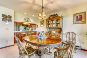 una cucina e una sala da pranzo con tavolo e sedie in legno di Crest 200F a Sugar Mountain