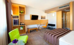 TV a/nebo společenská místnost v ubytování Point Hotel Taksim
