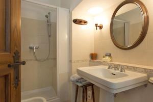 A bathroom at Malmantile by Salogi Villas