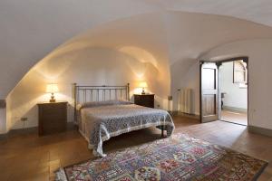 A bed or beds in a room at Malmantile by Salogi Villas Még 23 kép