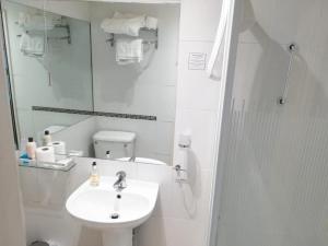 Koupelna v ubytování Caspian Hotel