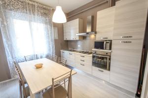 cocina con mesa de madera y comedor en Appartamento finemente ristrutturato, en Varazze