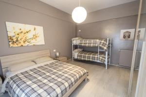 1 dormitorio con 1 cama y 2 literas en Appartamento finemente ristrutturato, en Varazze