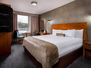 Tempat tidur dalam kamar di Treacy’s Hotel Spa & Leisure Club Waterford