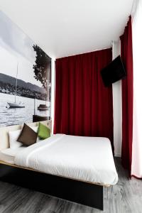 Llit o llits en una habitació de B&B HOTEL Zürich Wallisellen