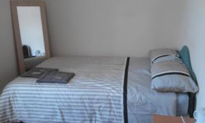 1 dormitorio con 1 cama con manta azul en Jesmond International Hotel, en Blackpool