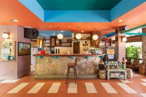 un bar en un restaurante con techo azul en Casa Brazil Homestay en Karon
