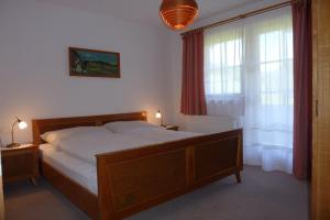 1 dormitorio con cama y ventana grande en Tratlhof en Achenkirch