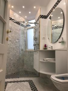 Et badeværelse på Victoria Luxury Apartment 11